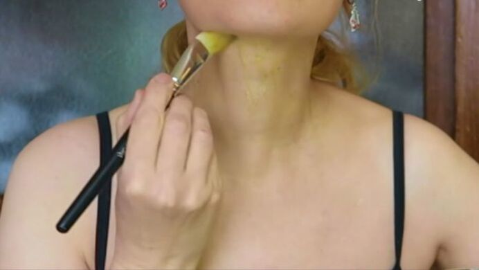 applying a mask on the neck to rejuvenate the skin on the décolleté